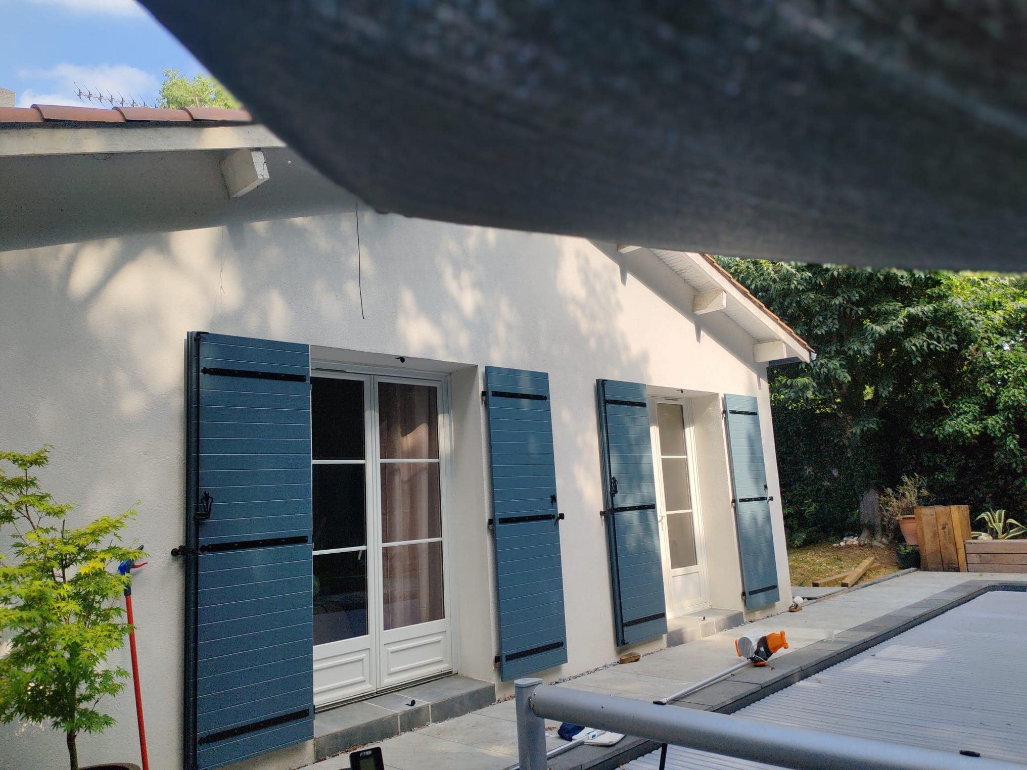 Volets composites bleus avec quincaillerie noire
